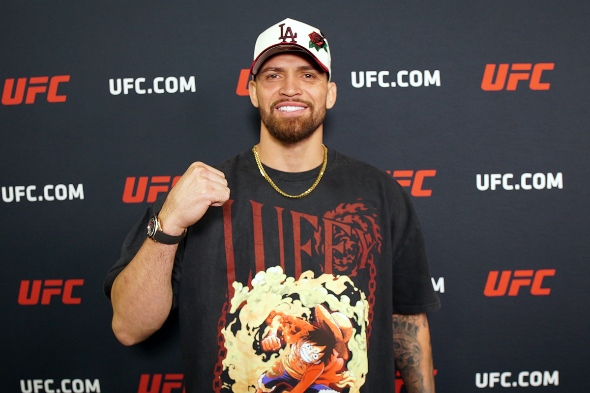 Mauricio Ruffy posando para foto