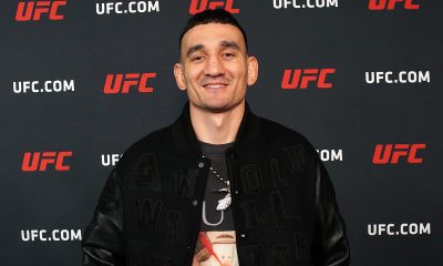 Max Holloway posando para foto