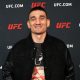 Max Holloway posando para foto