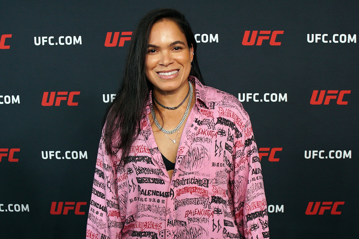 Sorridente, Amanda Nunes posa para foto durante a semana da luta do UFC 323