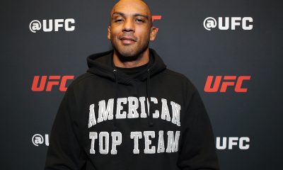 Edson Barboza posando para foto durante o Media Day do UFC 323
