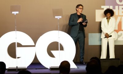 Flávio Canto discursa em evento da GQ ao lado de Rafael Silva - Divulgação