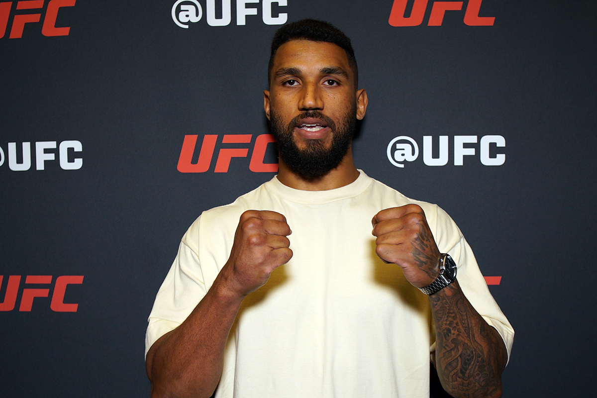 Guilherme Pat posando para foto durante o Media Day do UFC Vegas 112