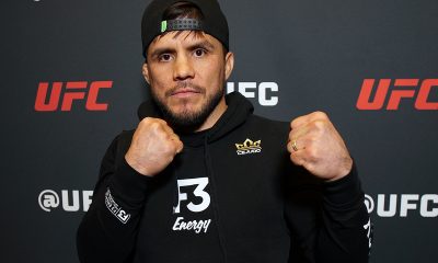 Henry Cejudo posando para foto durante o Media Day do UFC 323