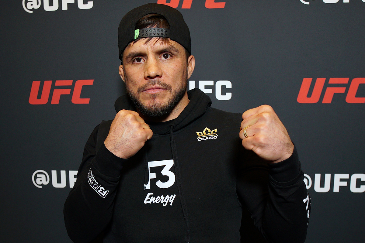 Henry Cejudo posando para foto durante o Media Day do UFC 323