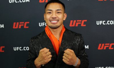 Sorridente, Joshua Van posa para foto após se tornar campeão no UFC 323