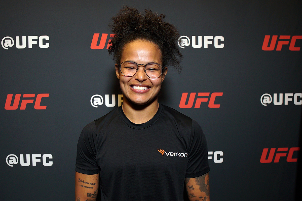 Aniversariante do dia, Karine Killer sorri para foto no media day do UFC 323