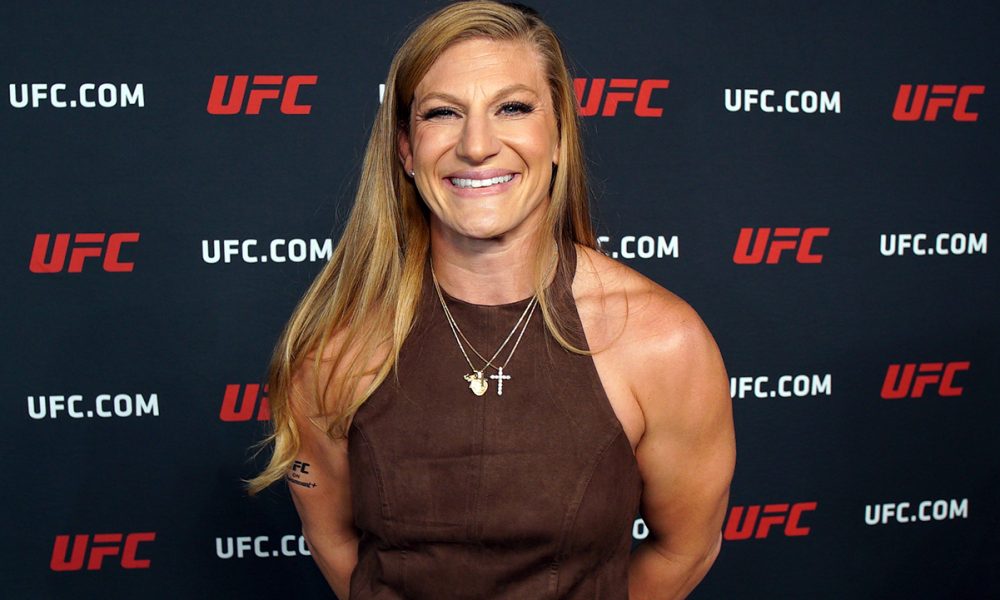 Kayla Harrison posando para foto