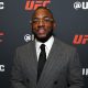 De terno, Manel Kape posa para foto após vitória no UFC Vegas 112
