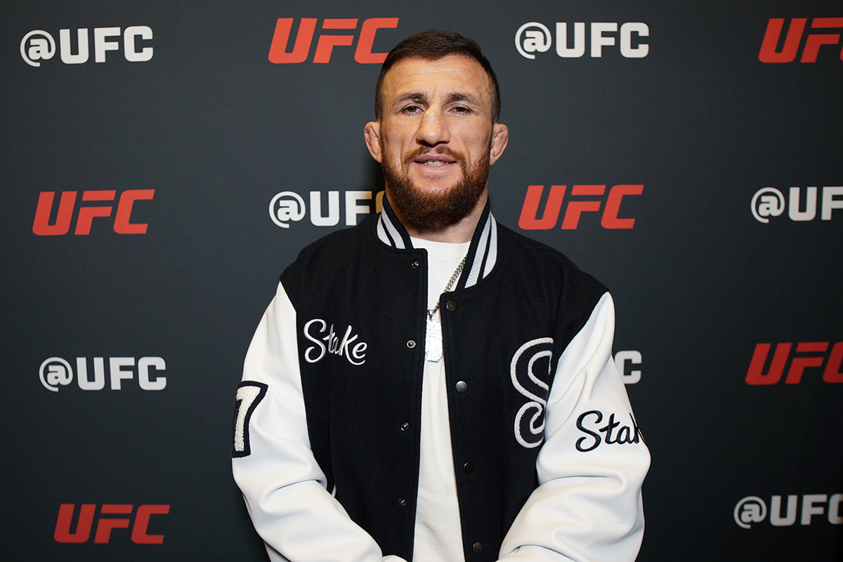 Merab Dvalishvili posa para foto no media day do UFC 323