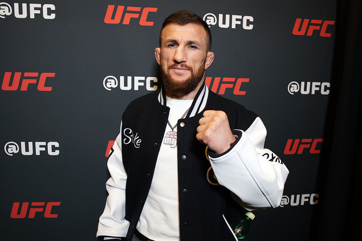 Merab Dvalishvili posa para foto no media day do UFC 323