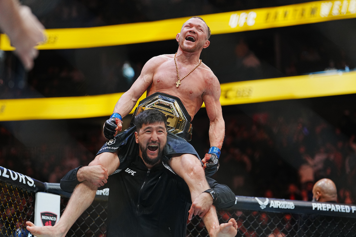 Petr Yan comemora vitória na luta principal do UFC 323