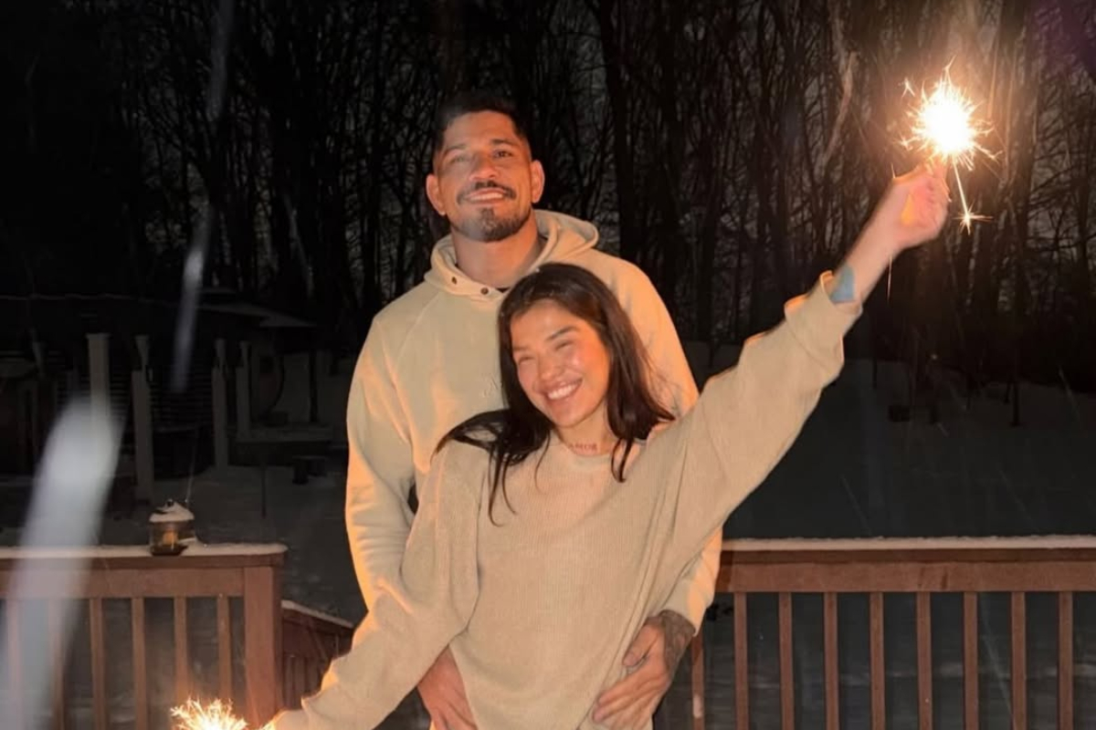 Alex Poatan e Tracy Cortez posando abraçados para foto