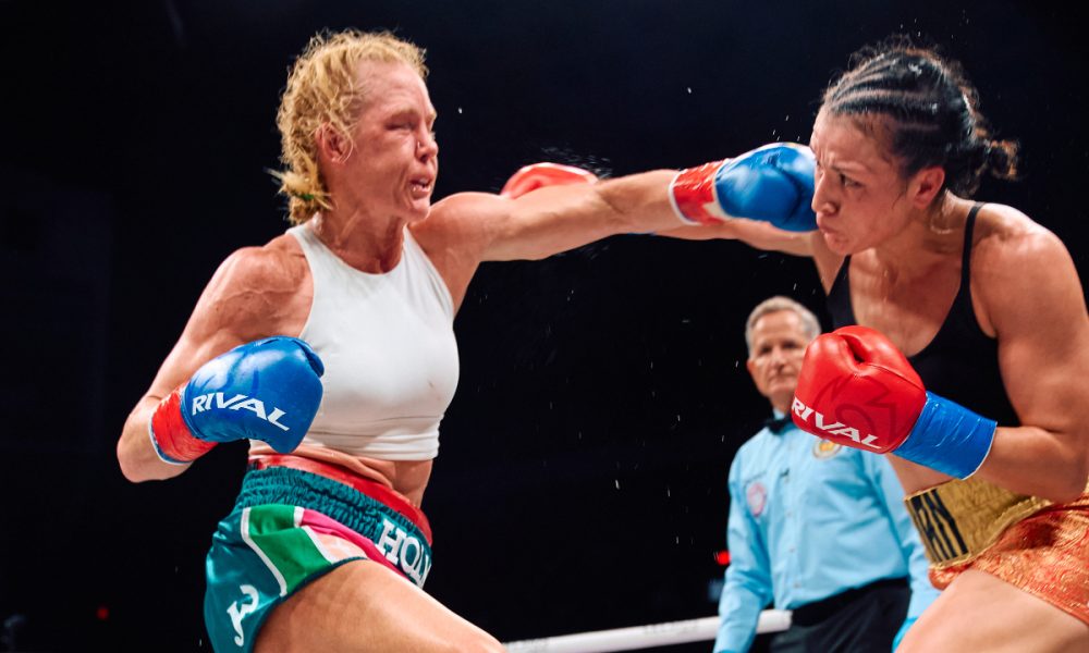 Holly Holm e Stephanie Han trocando socos em luta de boxe