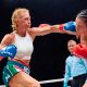 Holly Holm e Stephanie Han trocando socos em luta de boxe