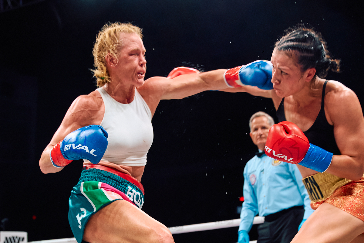 Holly Holm e Stephanie Han trocando socos em luta de boxe