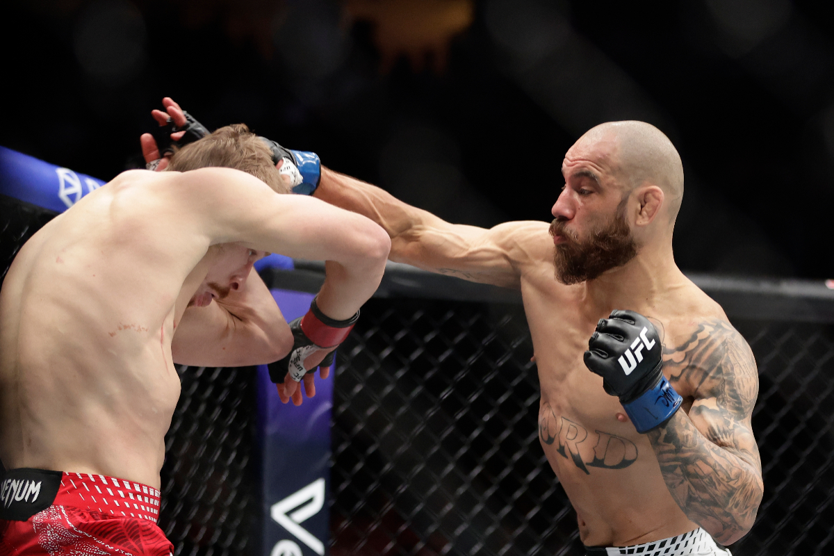 Jean Silva e Arnold Allen durante duelo no UFC 324