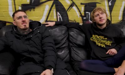 Tom Aspinall e Paddy Pimblett sentados num sofá