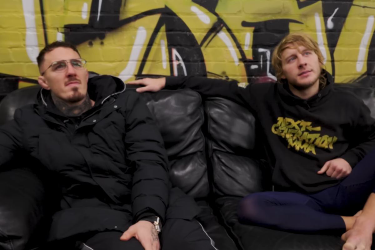 Tom Aspinall e Paddy Pimblett sentados num sofá