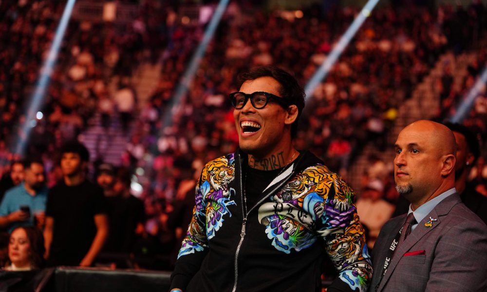 Caio Borralho na torcida durante o UFC 324