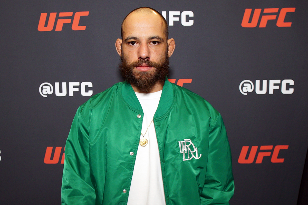 Jean Silva posa para foto no media day do UFC 324