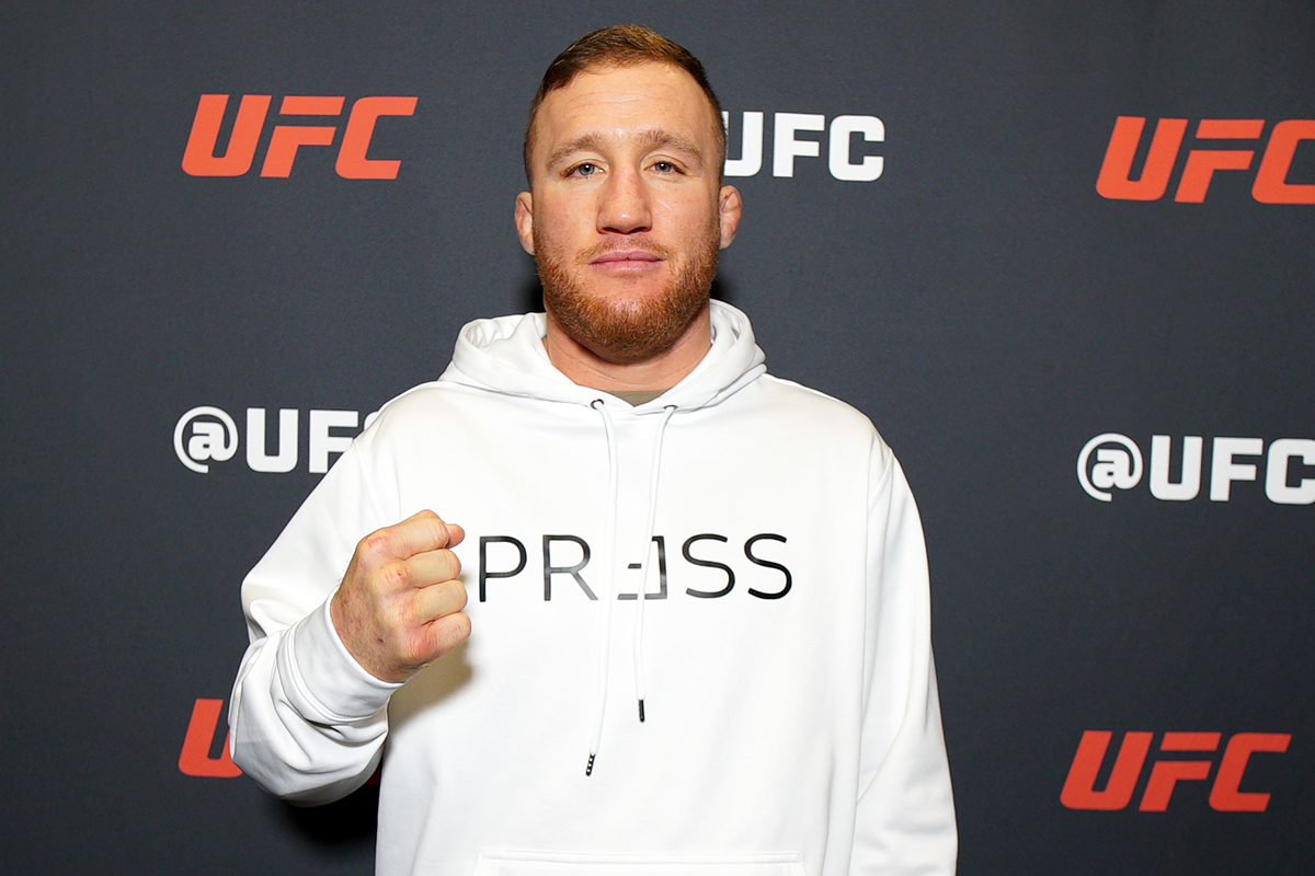 De casaco branco, Justin Gaethje posa para foto no media day do UFC 324