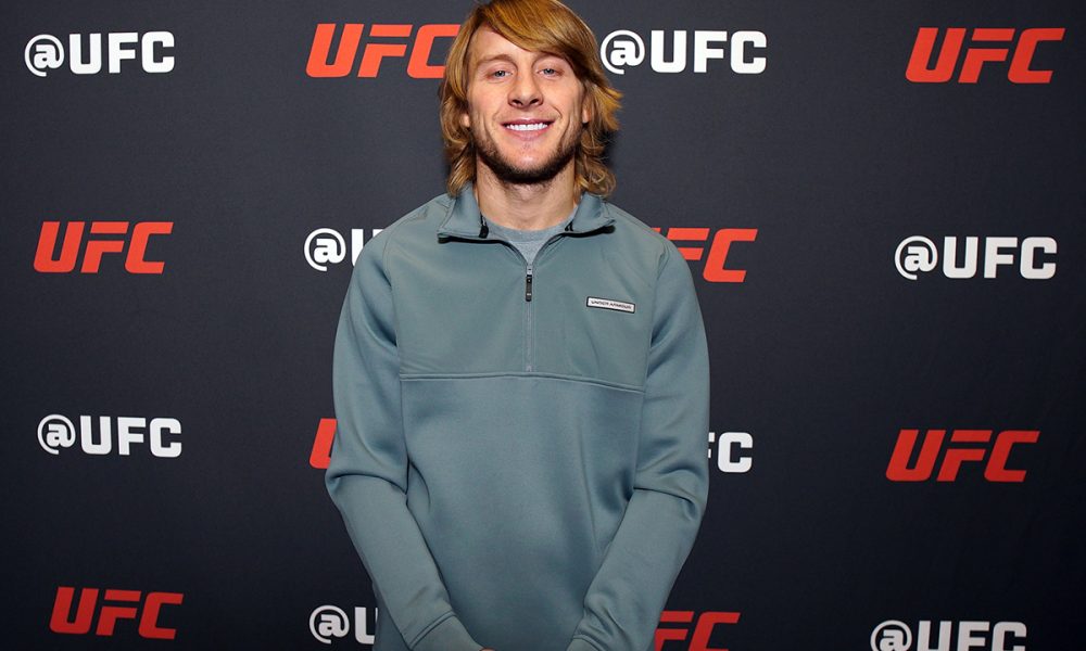 Sorridente, Pimblett posa para foto durante o media day do UFC 324