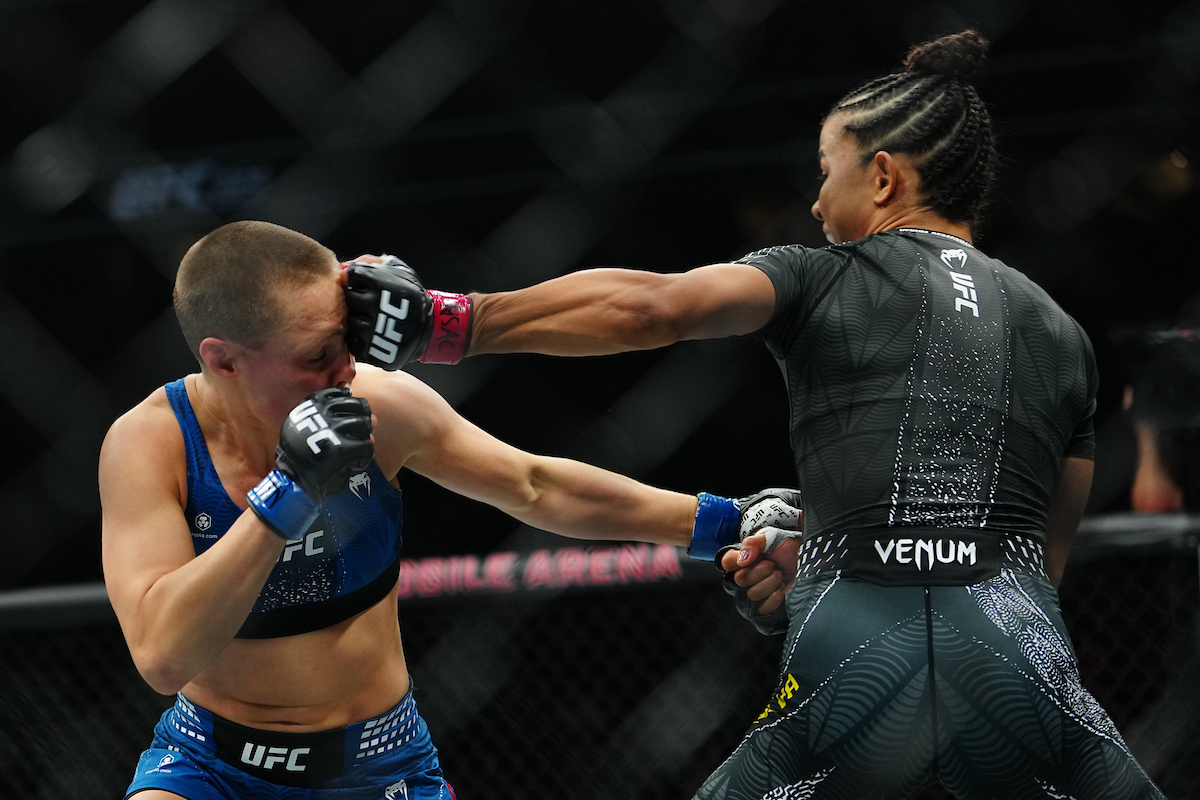 Natália Silva e Rose Namajunas trocando socos
