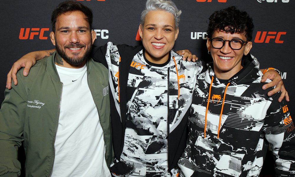 Eduarda Ronda (no centro) ao lado de Renato Velame e Virna Jandiroba, seu novo time