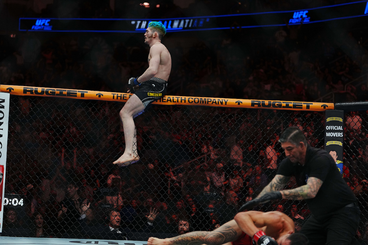 Melquizael Costa em cima da grade do octógono