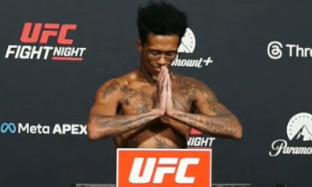 Vinícius LokDog na balança da pesagem do UFC Vegas 113