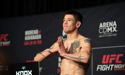 Brandon Moreno posando para foto durante pesagem do UFC México