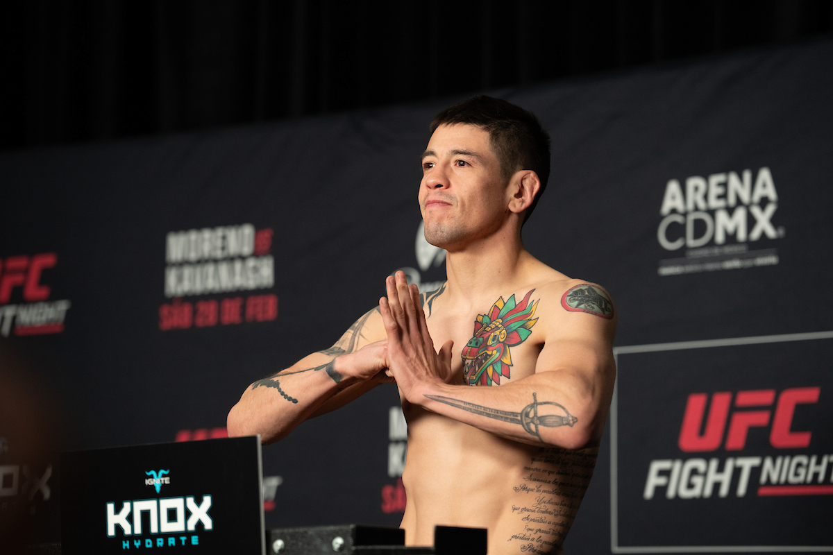 Brandon Moreno posando para foto durante pesagem do UFC México