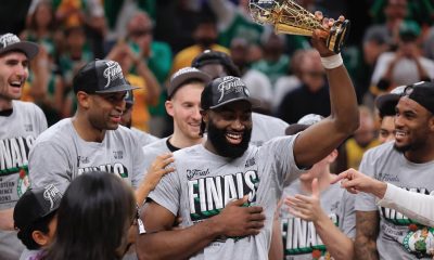 Jaylen Brown, jogador do Boston Celtics, levantando a taça de campeão da NBA