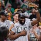 Jaylen Brown, jogador do Boston Celtics, levantando a taça de campeão da NBA