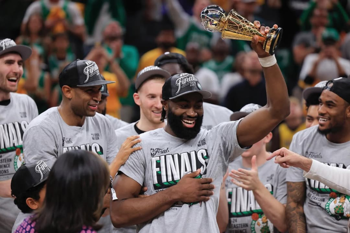 Jaylen Brown, jogador do Boston Celtics, levantando a taça de campeão da NBA