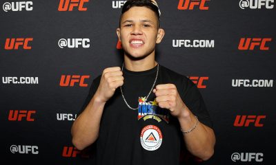 Sorridente e de punhos cerrados, Jean Matsumoto posa para foto no media day do UFC Vegas 113