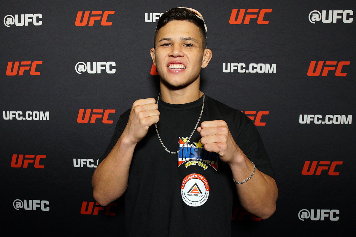 Sorridente e de punhos cerrados, Jean Matsumoto posa para foto no media day do UFC Vegas 113