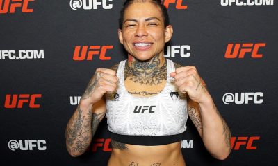 Sorridente, Ketlen Esquentadinha posa para foto após vitória no UFC Vegas 113