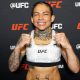 Sorridente, Ketlen Esquentadinha posa para foto após vitória no UFC Vegas 113