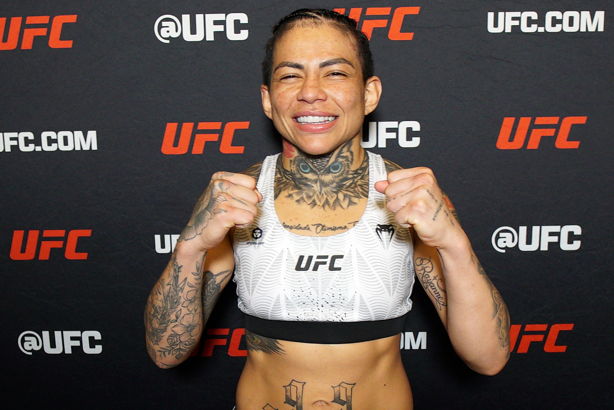 Sorridente, Ketlen Esquentadinha posa para foto após vitória no UFC Vegas 113