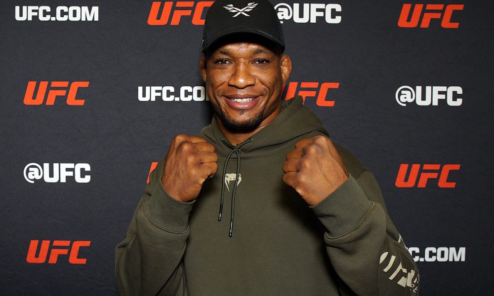 Sorridente e de punhos cerrados, Malhadinho posa para foto no media day do UFC Vegas 113