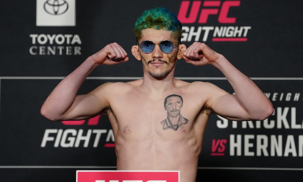 Melquizael Costa durante pesagem para o UFC Houston