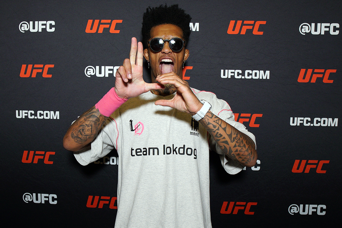 Vinícius LokDog Oliveira posando para foto durante o Media Day do UFC Vegas 113