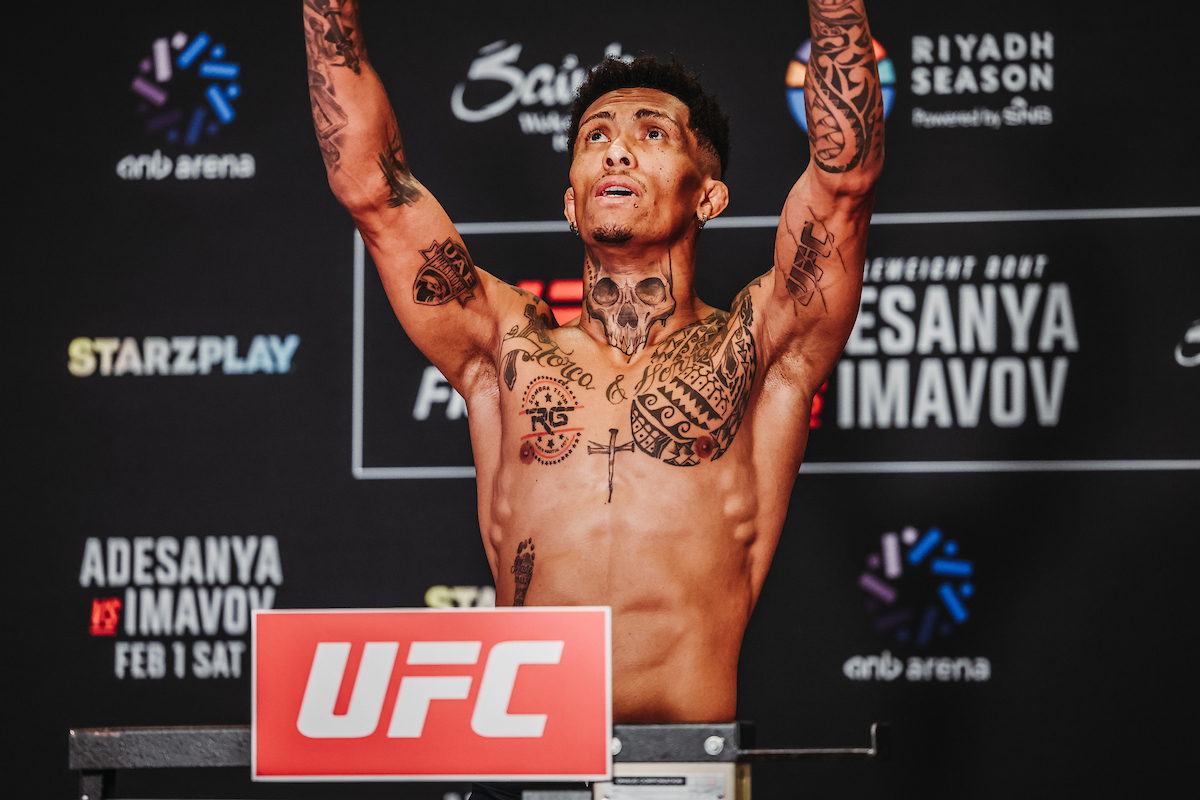 Vinícius LokDog Oliveira apontando para o céu durante pesagem