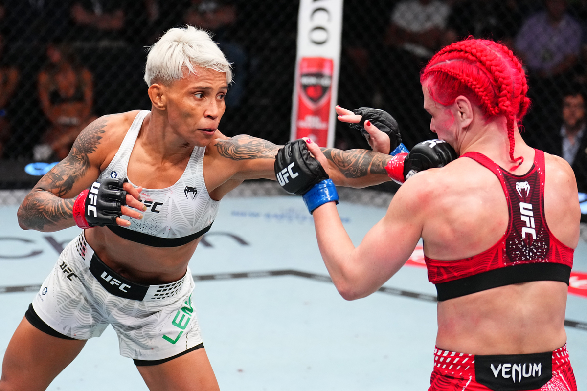 Amanda Lemos e Gillian Robertson durante duelo no UFC Vegas 114