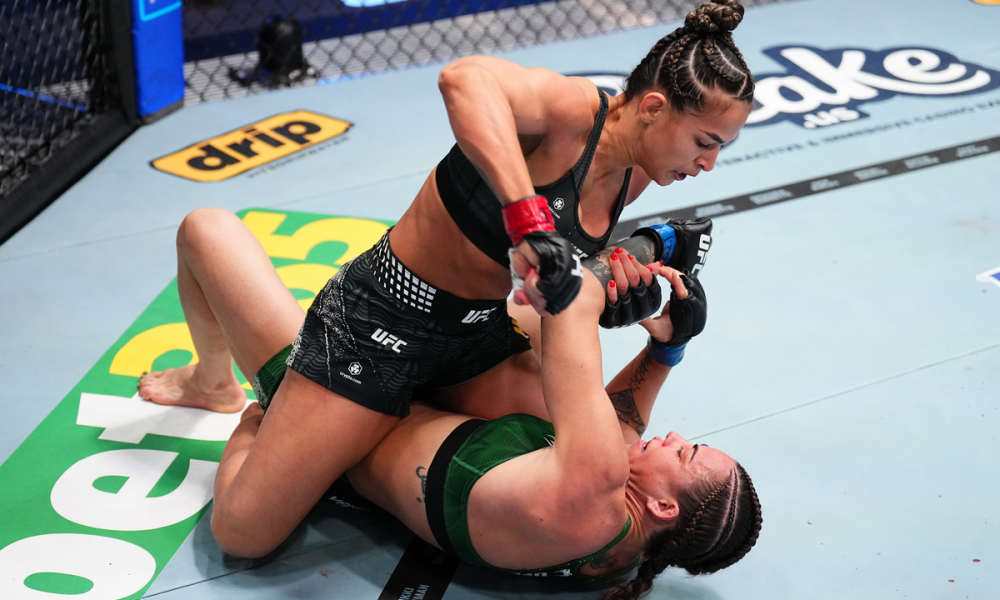 Bia Mesquita montada em Montse Rendon em duelo no UFC Vegas 114
