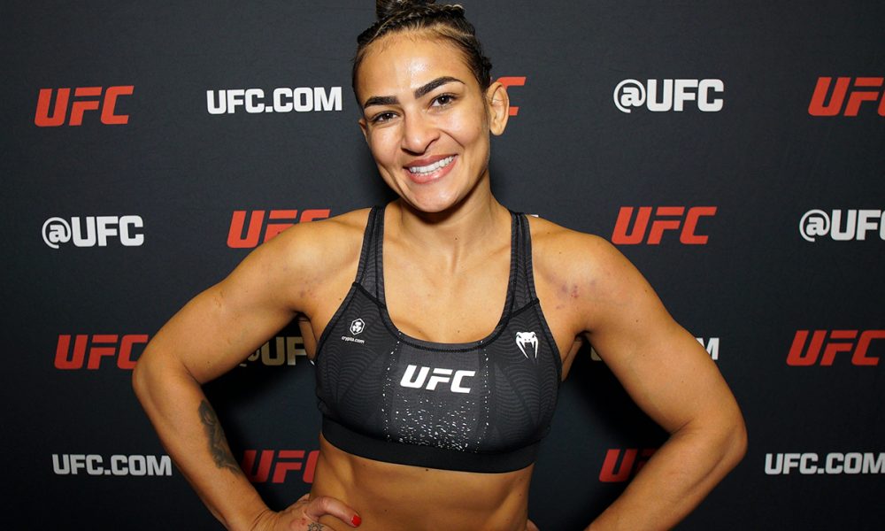 Bia Mesquita posando para foto após vitória no UFC Vegas 114