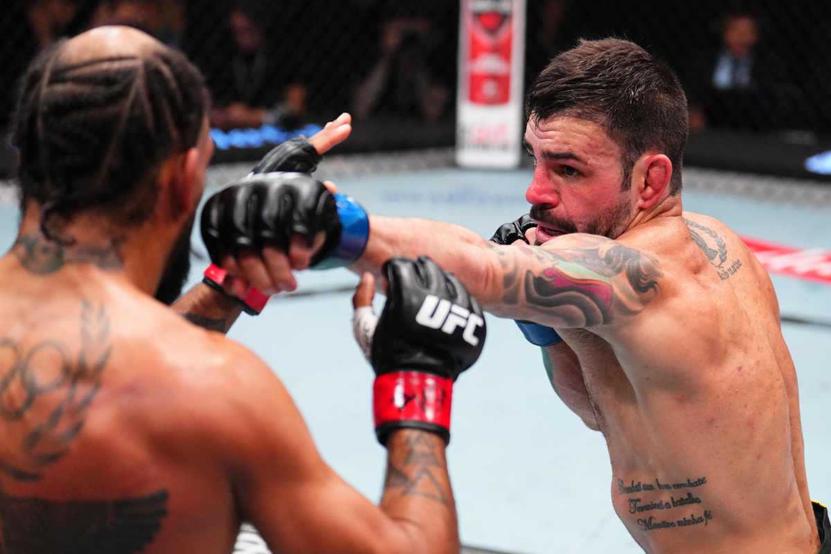 Bruno Bulldog Silva e Charles Johnson durante duelo no UFC Vegas 114