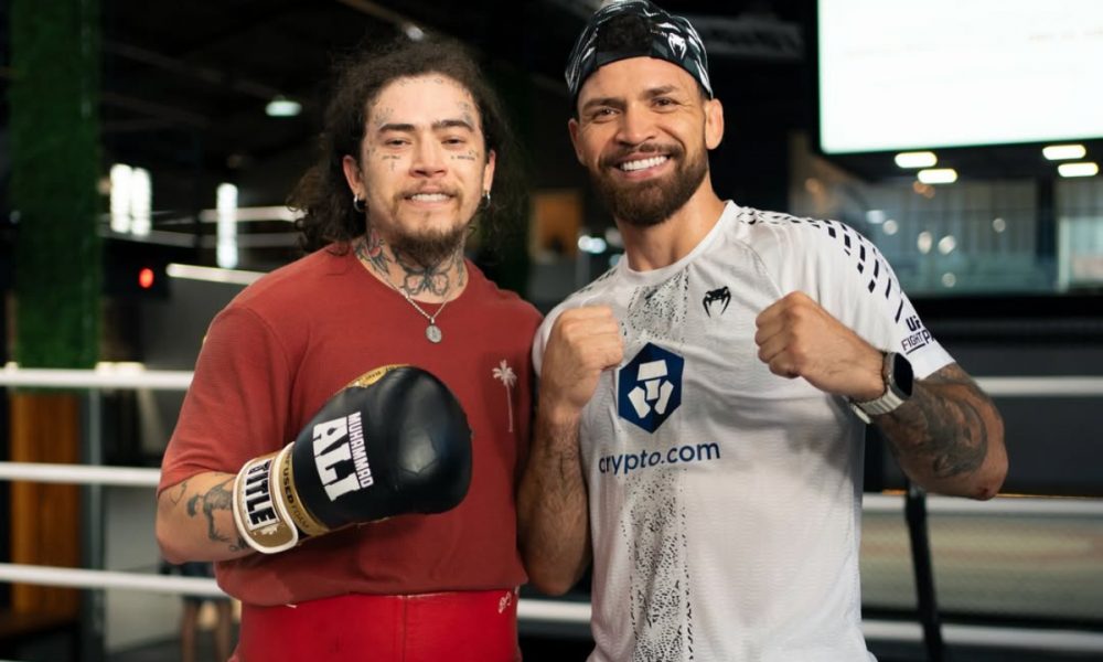 Whindersson Nunes e Maurício Ruffy posando para foto